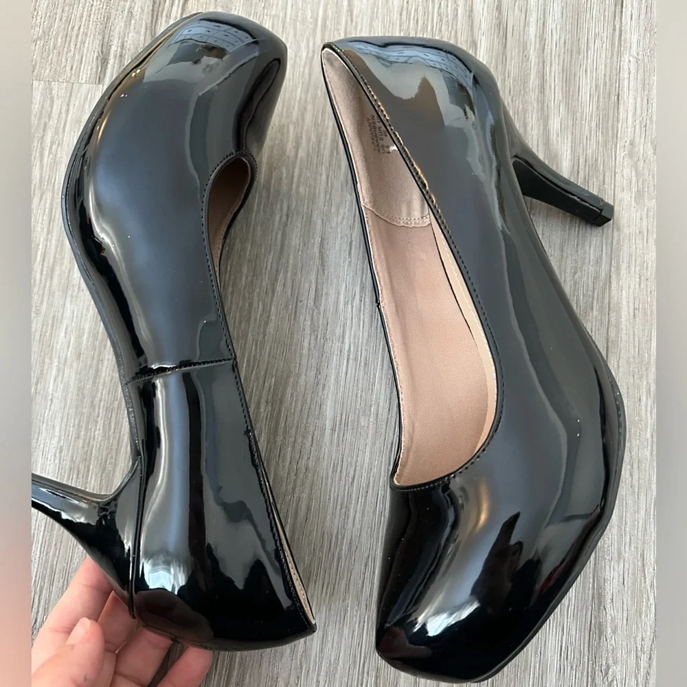 NEW Glossy Pumps - Picture 2 of 8